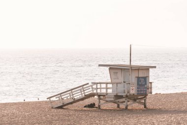 Malibu, California sahilinde cankurtaran durağı.