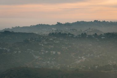 Hollywood Hills, Los Angeles, Kaliforniya 'nın puslu manzarası