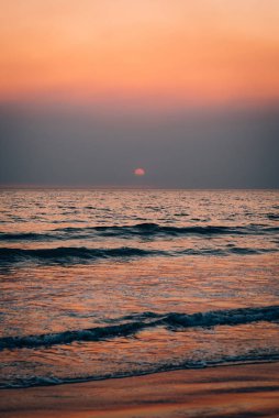 Gün batımında Pasifik Okyanusunda dalgalar, Santa Monica, Los Angel