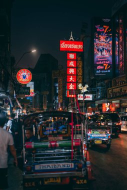 Çin Mahallesi, Bangkok, Tayland 'da gece tabelaları