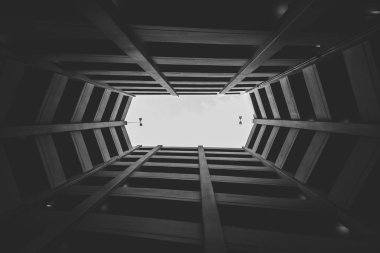 Los Angele şehir merkezinde, modern bir park yerinde arıyorsunuz