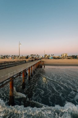Gün batımında Venedik sahilindeki rıhtım, Los Angeles, Kaliforniya