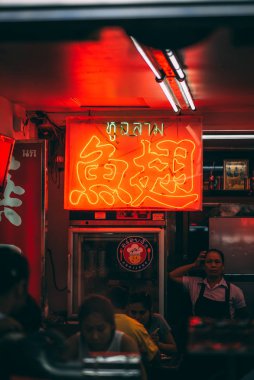 Çin Mahallesi, Bangkok, Tayland 'da bir restoranda neon tabela.