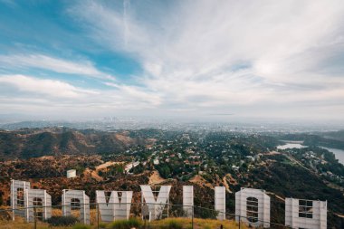 Los Angeles, Kaliforniya 'daki Hollywood tabelasına bak.