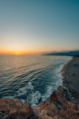 Malibu, California 'daki Point Dume State Sahili' nden gün batımı manzarası