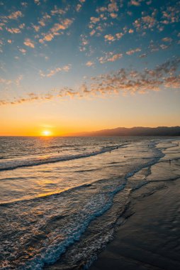Santa Monica, Kaliforniya 'da Pasifik Okyanusu üzerinde gün batımı
