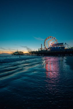 Gün batımında Santa Monica iskelesi, Los Angeles, Kaliforniya