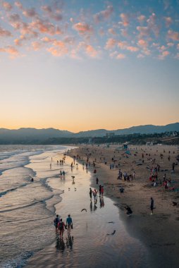 Santa Monica, Los Angeles, Calif 'te gün batımında sahili seyretmek.
