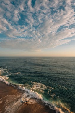 Pasifik Okyanusu 'ndaki dalgalar Point Dume, Malibu, California' da
