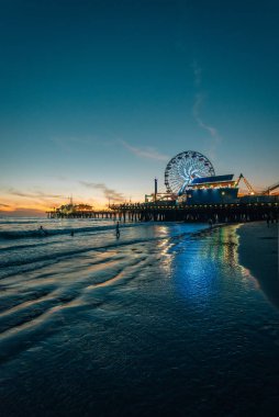 Gün batımında Santa Monica iskelesi, Los Angeles, Kaliforniya