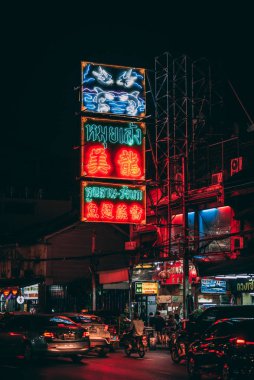 Çin Mahallesi, Bangkok, Tayland 'da gece tabelaları