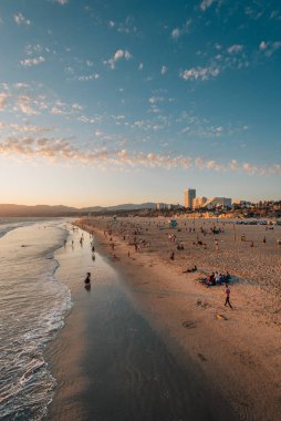 Santa Monica, Los Angeles, Calif 'te gün batımında sahili seyretmek.