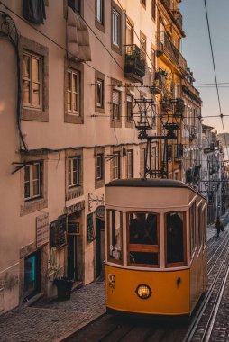 Bairro Alto, Lizbon, Portekiz 'deki Elevador da Bica tramvayı.