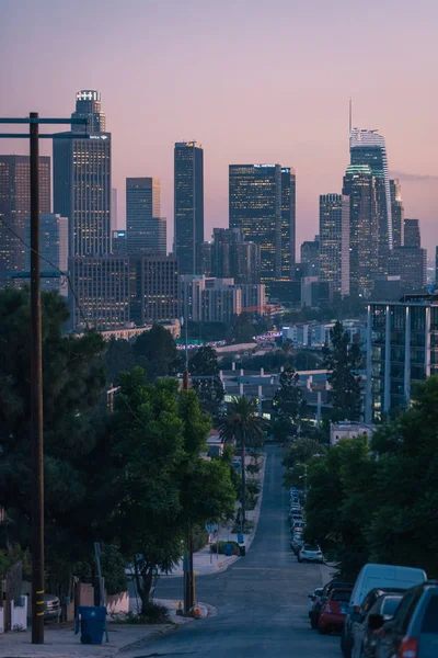 White Knoll Drive e o horizonte do centro de Los Angeles com sóis — Fotografia de Stock