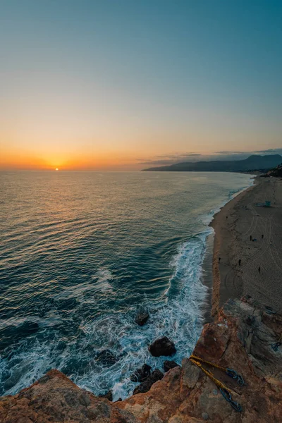 Vista do pôr do sol de Point Dume State Beach, em Malibu, Califórnia — Fotografia de Stock