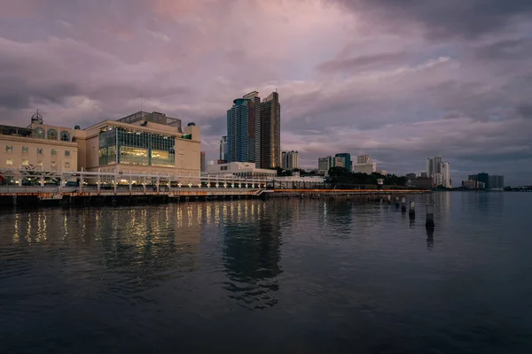 Edifici lungo la baia di Manila a Ermita, Manila, Filippine — Foto Stock