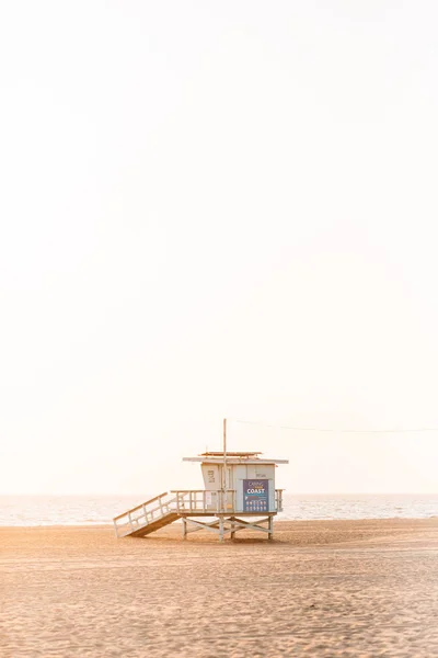 Suporte de salva-vidas na praia em Venice Beach, Los Angeles, Califórnia — Fotografia de Stock