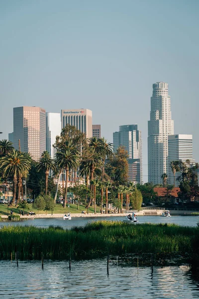 Blick auf die Skyline der Innenstadt Los Angeles und den Echopark See — Stockfoto