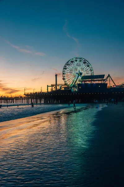 O cais de Santa Monica ao pôr-do-sol, em Los Angeles, Califórnia — Fotografia de Stock