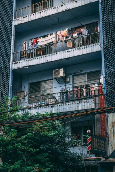 Blanchisserie sur les balcons à Binondo, Manille, Philippines — Photo