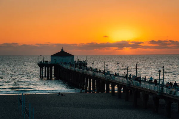 O cais de Manhattan Beach ao pôr do sol, em Los Angeles, Califórnia — Fotografia de Stock