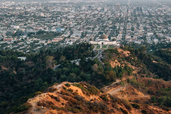 Ver arriba Observatorio Griffith al atardecer, en Griffith Park, Los — Foto de Stock