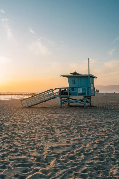 Plavčík stojí na pláži při západu slunce, v Venice Beach, Califor — Stock fotografie
