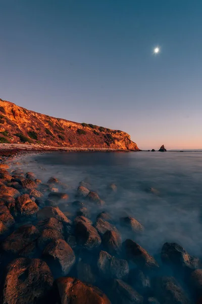 Der Mond über der Pelikanbucht, in rancho palos verdes, Kalifornien — Stockfoto