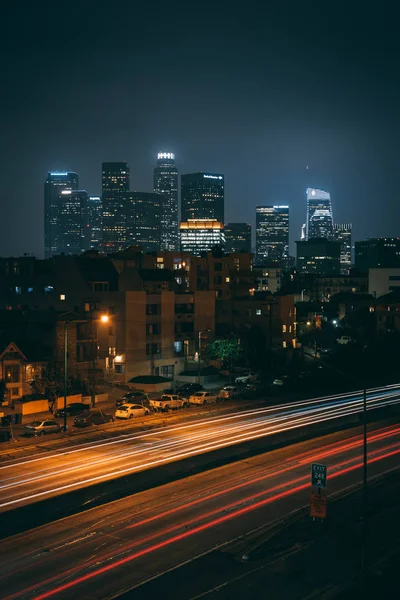 110 Otoyolu ve Los Angeles şehir merkezi Geceleri gökyüzü — Stok fotoğraf
