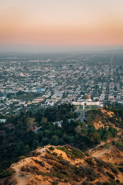 Вид над обсерваторией Гриффит на закате, в Гриффит-парке, Лос-Анджелес — стоковое фото