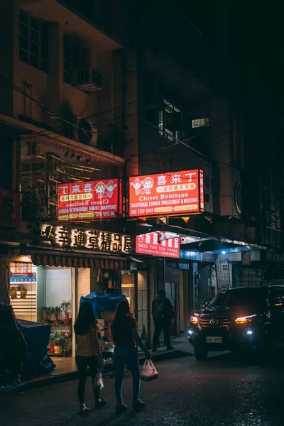 Escena nocturna en Binondo, Manila, Filipinas — Foto de Stock