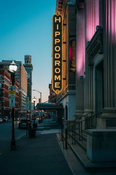 Hippodrome divadlo znamení v noci, v centru Baltimore, Marylan — Stock fotografie