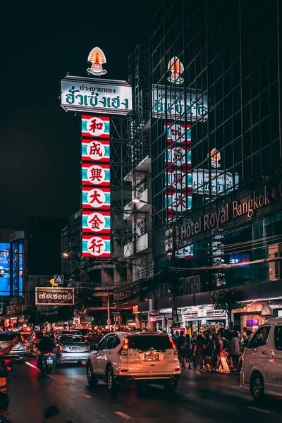 Señales de neones por la noche en Chinatown, Bangkok, Tailandia — Foto de Stock