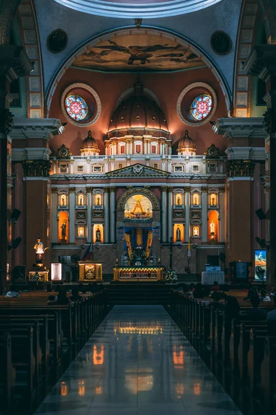 The interior of Minor Basilica of St. Lorenzo Ruiz, in Binondo, — Stock Photo, Image