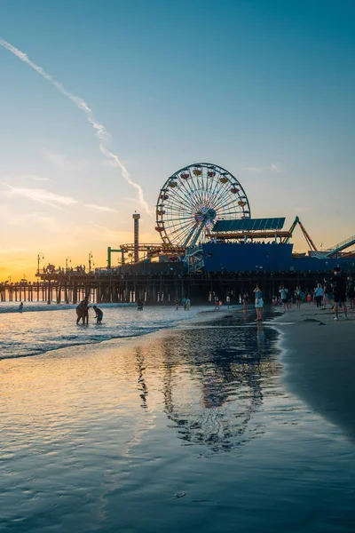 O cais de Santa Monica ao pôr-do-sol, em Los Angeles, Califórnia — Fotografia de Stock