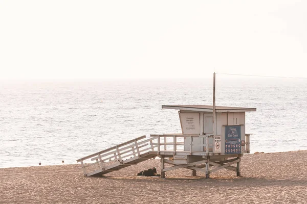 Suporte de salva-vidas na praia, em Malibu, Califórnia — Fotografia de Stock
