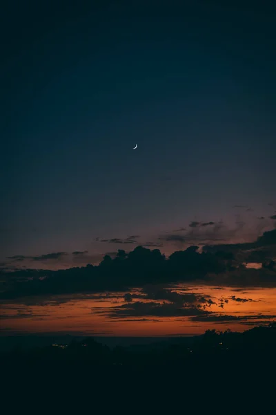 Månskära vid solnedgången i Los Angeles — Stockfoto