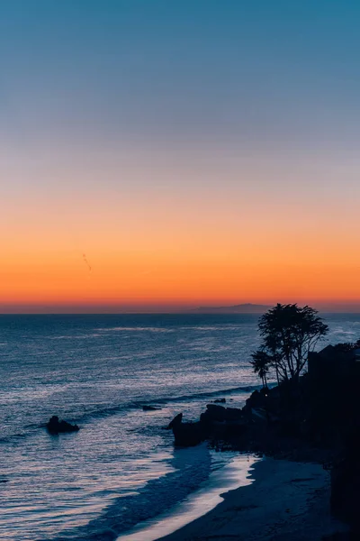 Puesta de sol sobre el Pacífico en la playa estatal de El Pescador, Malibú, Cali —  Fotos de Stock