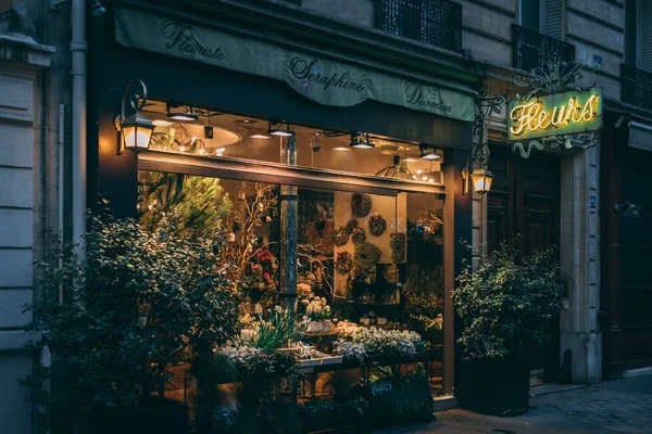 Une boutique de fleurs avec enseigne néon à Paris, France — Photo
