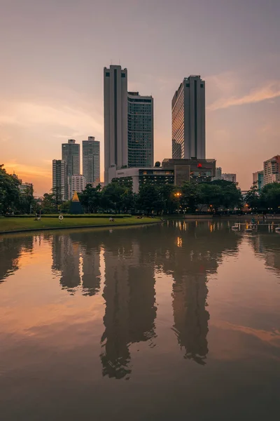 Günbatımında Bencha 'da, Sukhumvit Yolu' nda göl ve modern binalar. — Stok fotoğraf