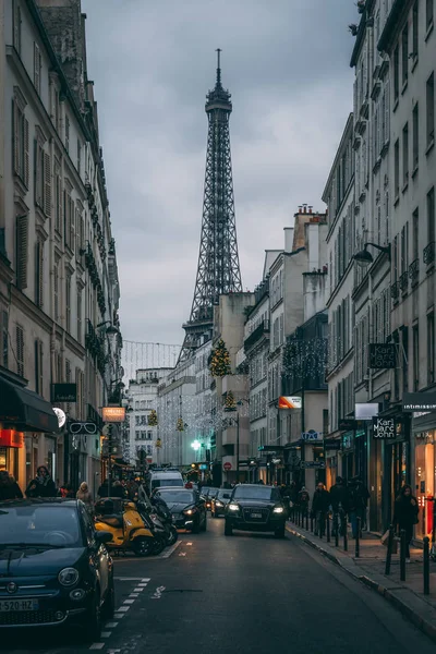 Street and the Eiffel Tower in Paris, France — Stock Photo, Image