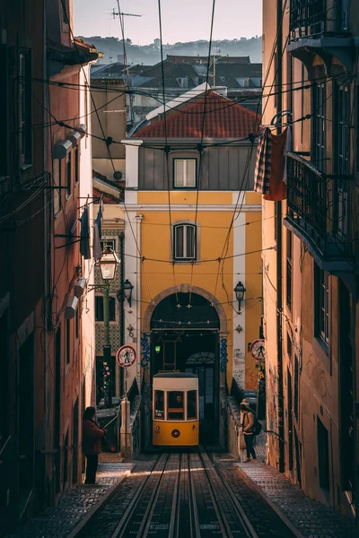 Eine Straßenbahn auf dem Elevador da Bica, in Bairro Alto, Lissabon, Portugal — Stockfoto