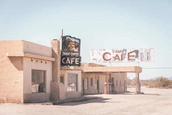 Abandoned cafe and gas station in Desert Center, California — Stock Photo, Image