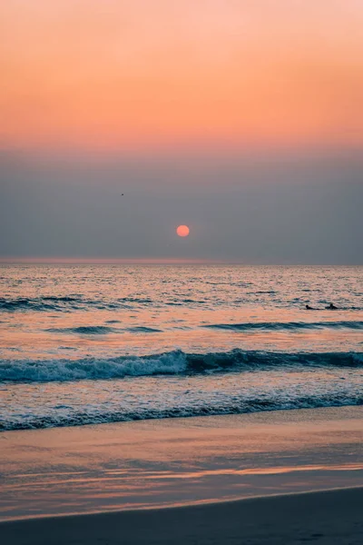 Olas en el Océano Pacífico al atardecer, en Santa Mónica, Los Ángel —  Fotos de Stock