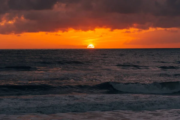 Хвилі в Тихому океані на заході сонця в Дель Мар, Каліфорнія. — стокове фото