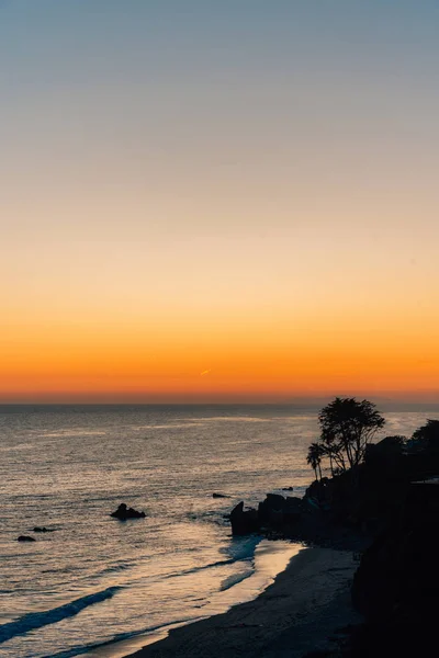 Pôr do sol sobre o Pacífico em El Pescador State Beach, Malibu, Cali — Fotografia de Stock
