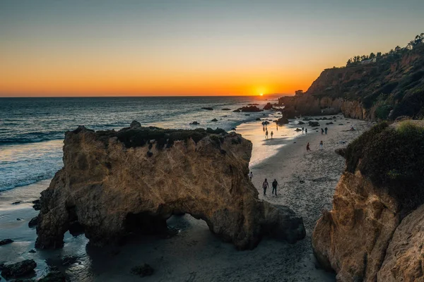 Puesta de sol en la playa El Matador State Beach en Malibú, California — Foto de Stock
