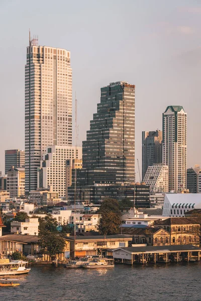 Chao Phraya floden och skyskrapor i Bangkok, Thailand — Stockfoto