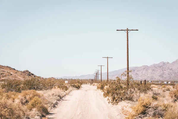 砂漠の中心、カリフォルニア州の砂漠で未舗装の道路 — ストック写真