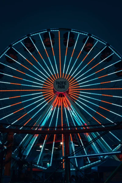 The ferris wheel in Pacific Park at night, in Santa Monica, Los — 스톡 사진